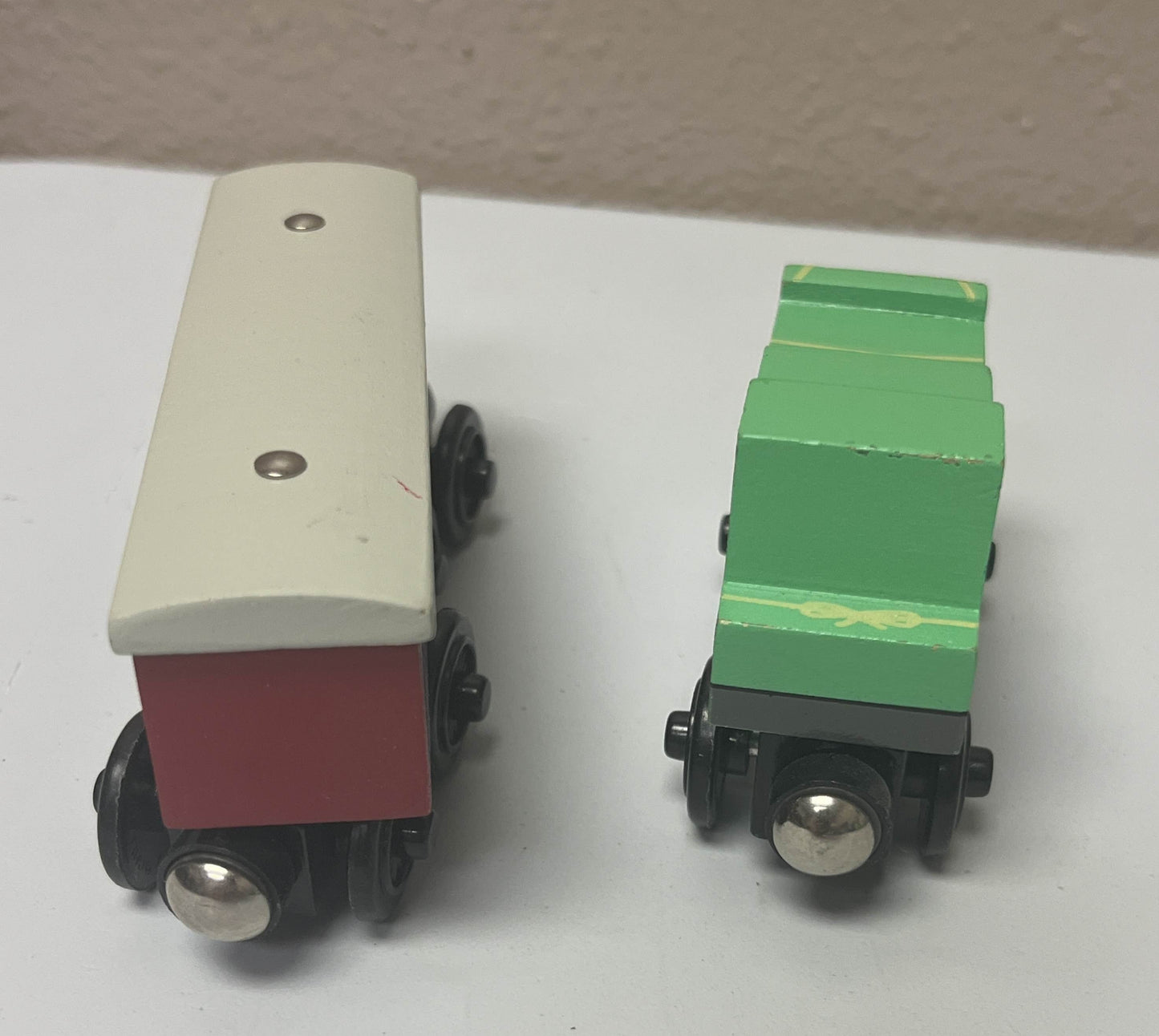 Thomas & Friends Wooden Train - Duke & Duchess' Coach + Car Furniture Tender